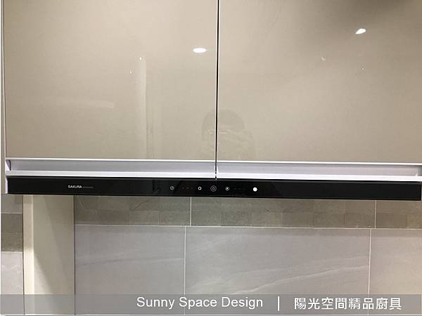 中島檯面下緣隱藏式插座細節