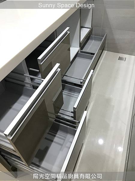 完工後質感滿分的廚房一角