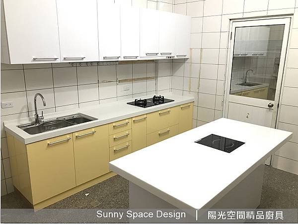 中島吧檯電爐配置與內縮設計