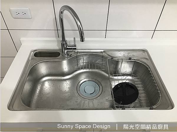 奶油黃結晶鋼烤門板質感特寫