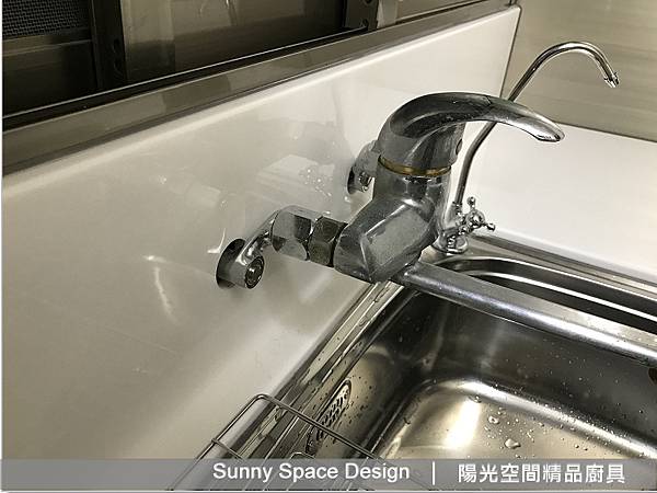 左側鋁板缺角利用檯面延伸補平