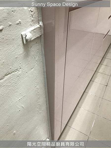 柔和光線下的廚房一隅