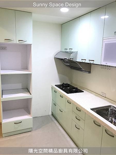 薄荷綠門板與糖果色檯面質感