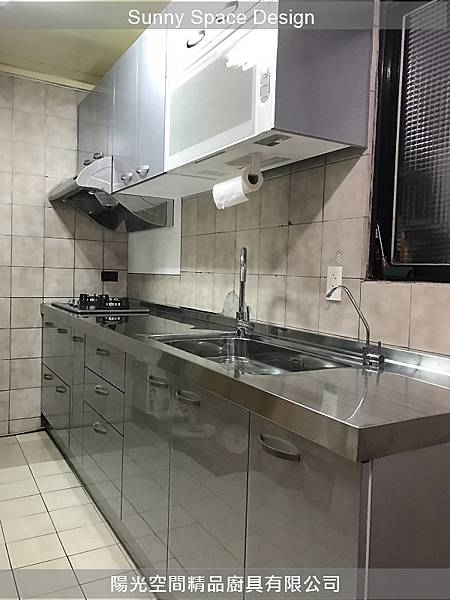 整體銀色系廚房明亮反光效果