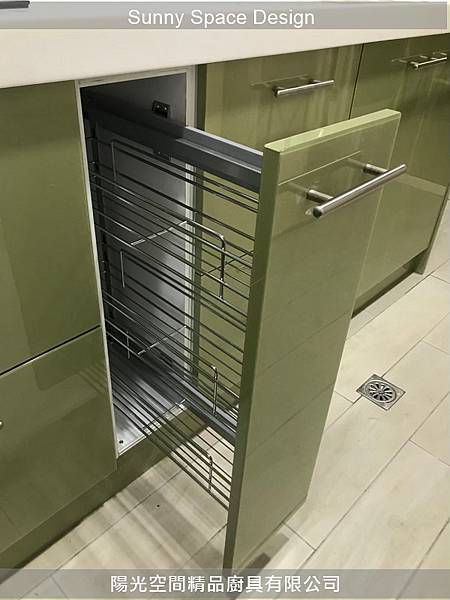 爐下鋁抽收納鍋具示意