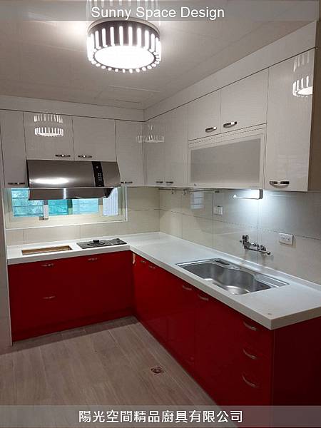 陽光空間精品廚具完工案例：紅白配色L型廚房設計，現代風格 - 實景照
