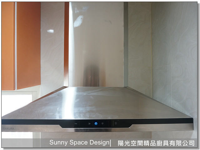 腰窗採光與大橘色門板搭配效果