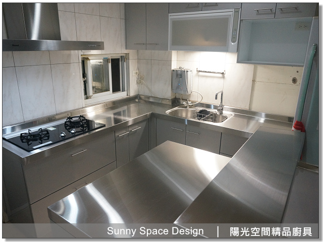 廚房整體閃亮亮的金屬質感