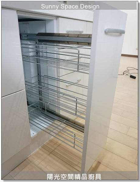 白色廚具烘碗機與水槽配置