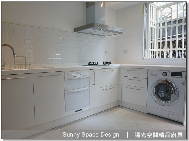 白色長方磚與結晶鋼烤門板搭配