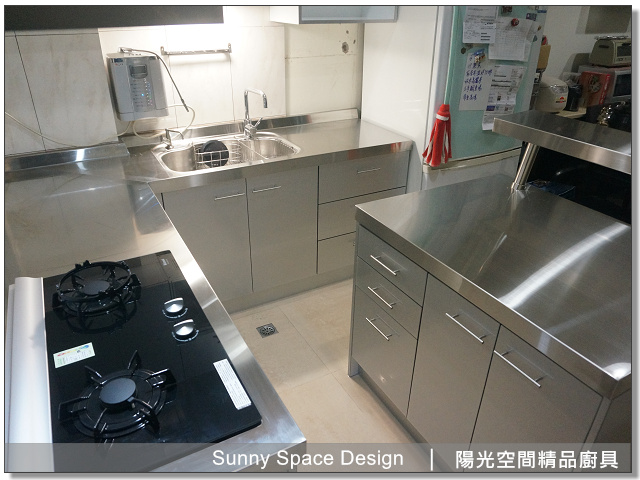 中島吧檯下方收納空間