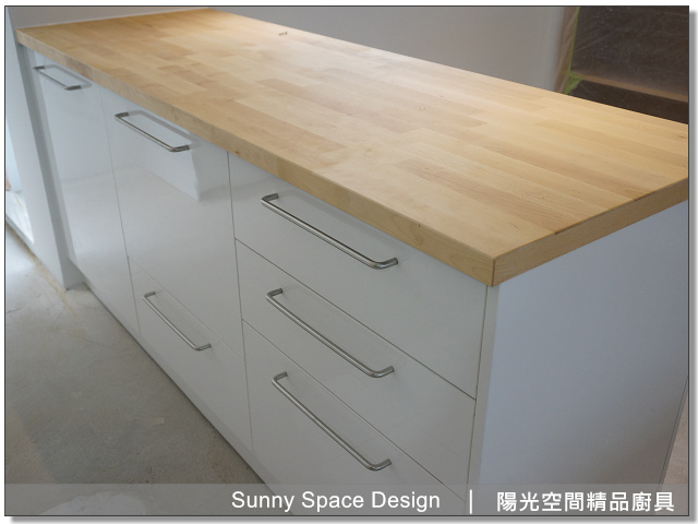 木作吧檯與廚具銜接處