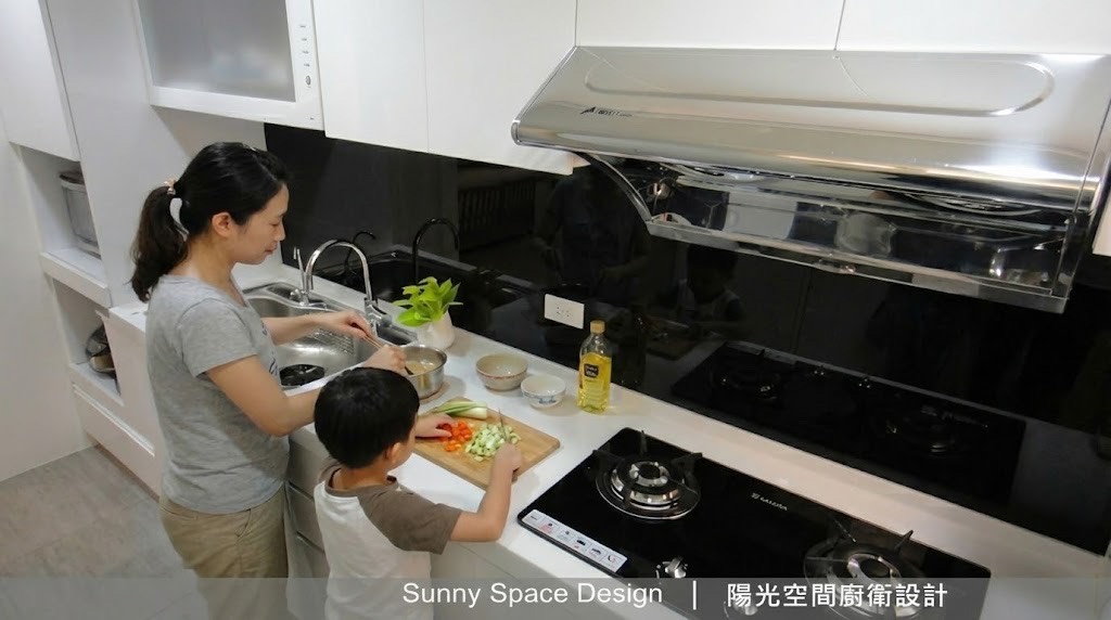 新莊建中街黑白時尚廚房 × 結晶鋼烤門板 × 烤漆玻璃｜陽光空間精品廚具