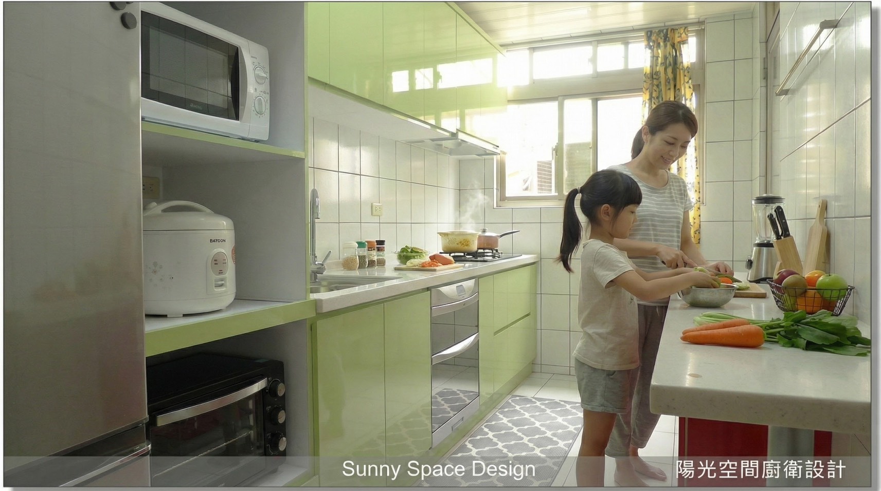 桃園建國路蘋果綠童趣廚房 × 一字型廚具 × 矽鋼石檯面 × 水晶門板｜陽光空間精品廚具