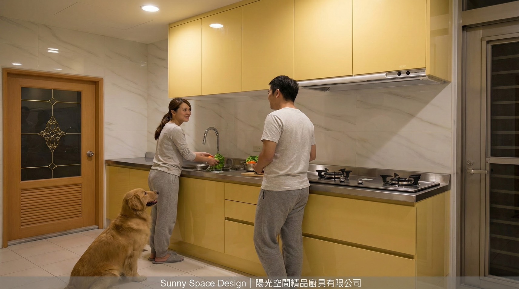 不鏽鋼檯面 × 飽和色門板｜45度斜把手｜陽光空間廚具