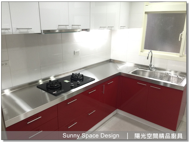 不銹鋼檯面近拍與水晶門板搭配