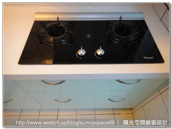 純下櫃設計與牆面吊桿收納