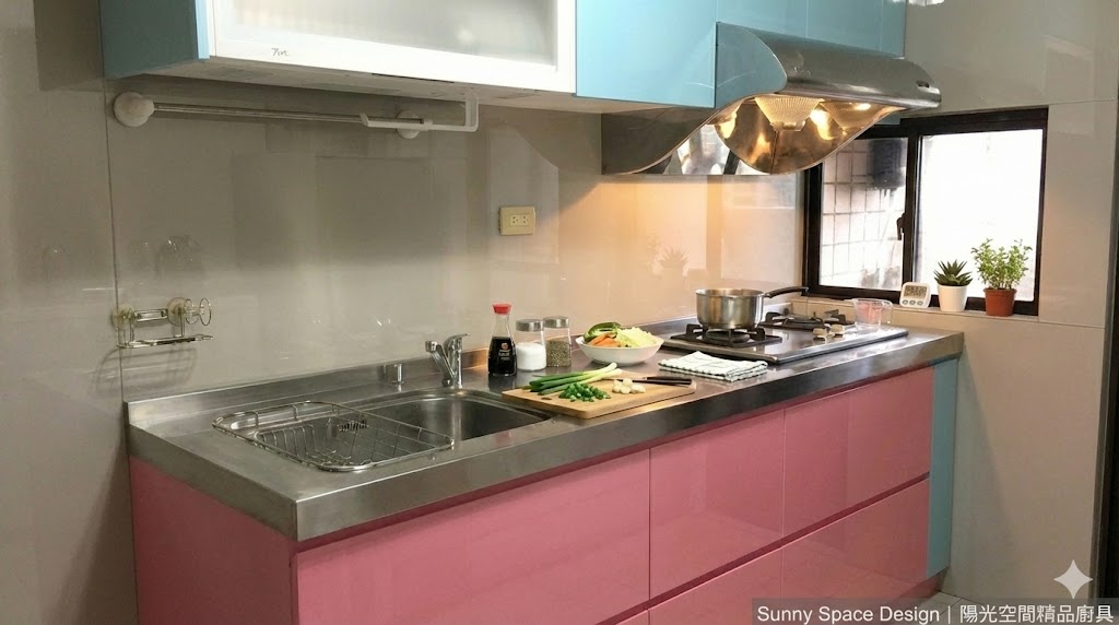 基隆基金一路藍紅撞色一字型廚具完工照