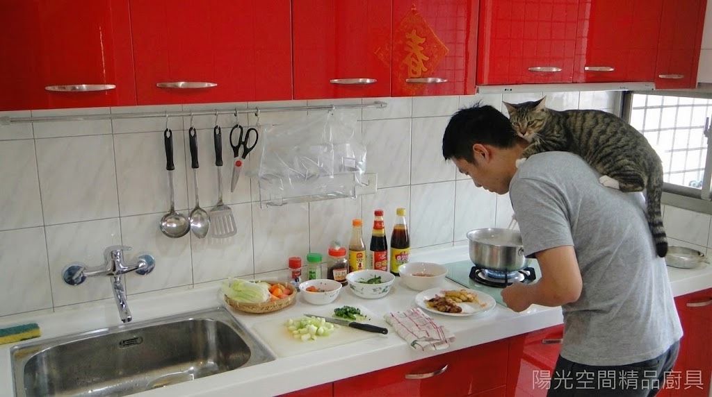 汐止一字型廚具 × 紅色水晶門板 × 紅白跳色設計｜陽光空間精品廚具