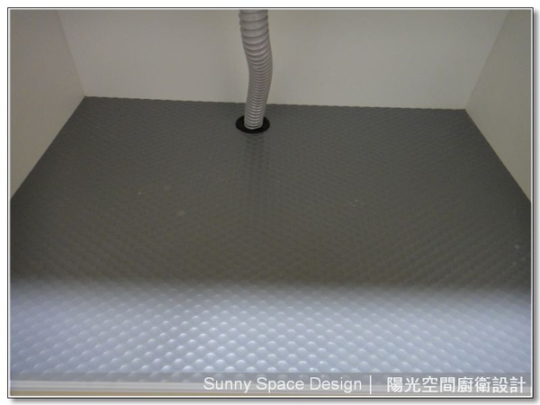 鵝頸龍頭與烤漆玻璃牆面