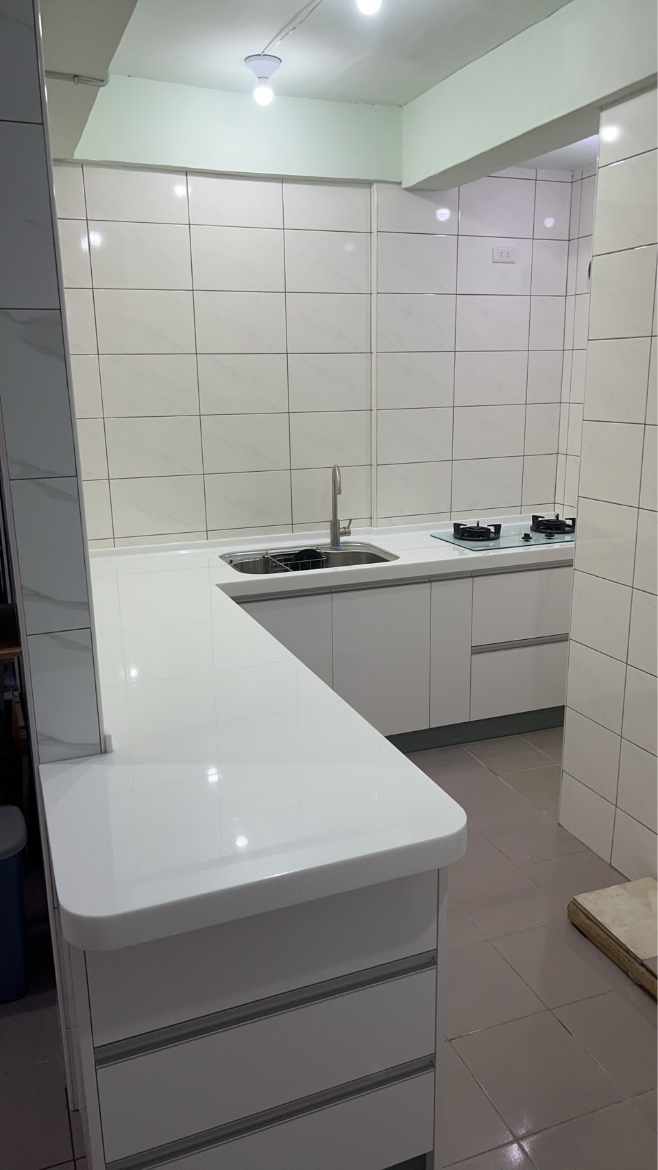 新北板橋 廚房中島 人造石檯面 圓弧收邊 細節