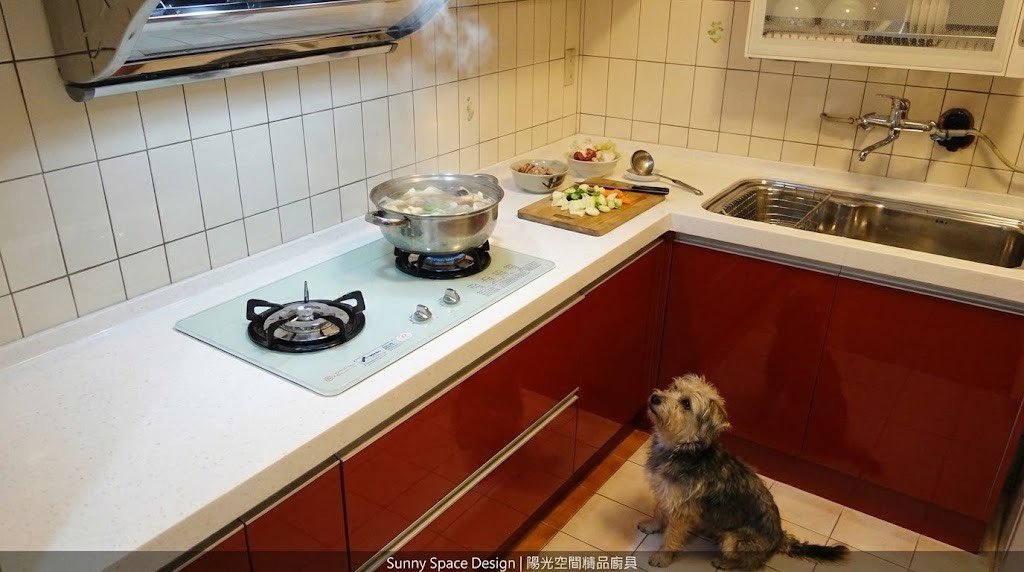 新店L型廚具酒紅色結晶鋼烤 x 無縫人造石 x 豪山三機