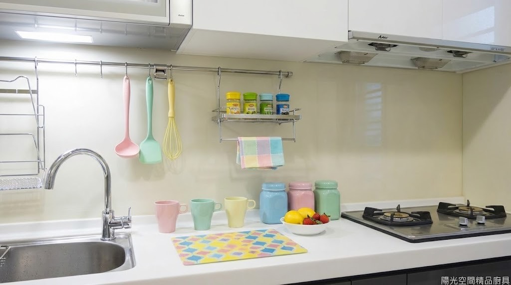 信義區黑白配一字型廚具 × 隱藏式把手設計 × 烤漆玻璃｜陽光空間精品廚具