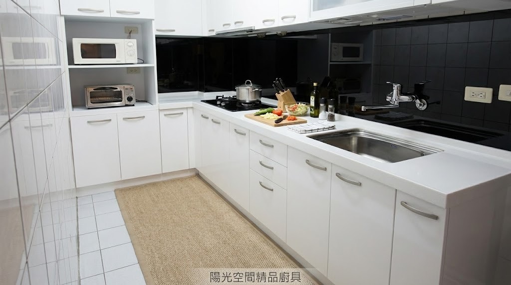 板橋莒光路 L 型結晶鋼烤廚具 × 烤漆玻璃｜陽光空間精品廚具