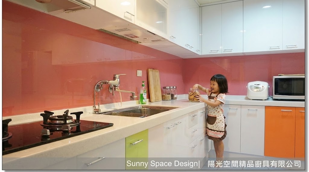 L 型廚房全景｜粉紅烤漆玻璃 × 白色水晶門板 × 橘綠跳色｜新北中和忠孝路｜Sunny Space Design