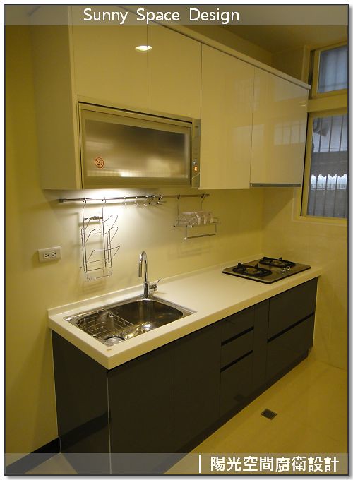 完工後乾淨俐落的廚房氛圍