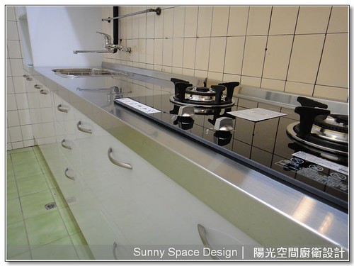 不銹鋼檯面與白色水晶門板細節