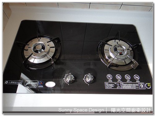 牆面掛架與水晶門板反射效果