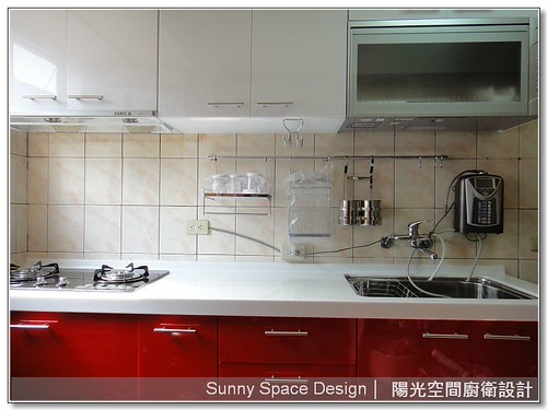 白色人造石檯面與豪山黑色玻璃爐