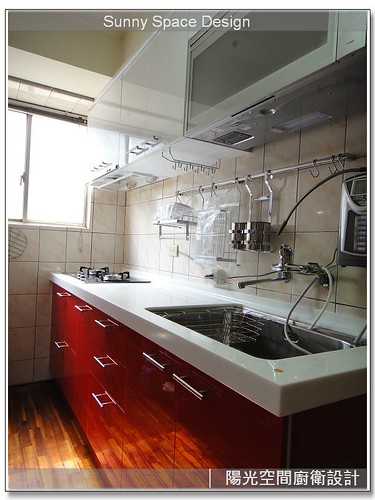 木紋地板與白色廚具的溫馨搭配