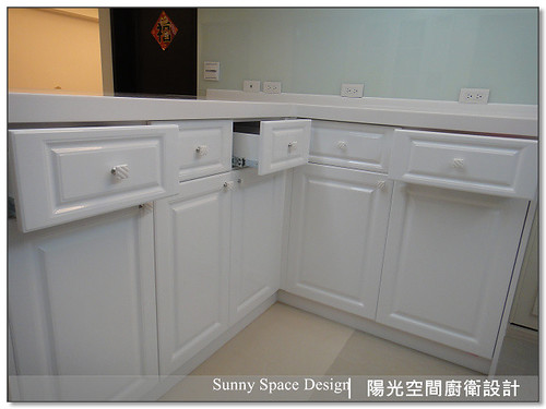 淡綠色烤漆玻璃背牆