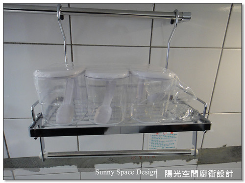 G型鋁把手與木紋門板細節