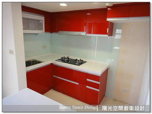 吧檯白色跳色與紅色櫃體搭配