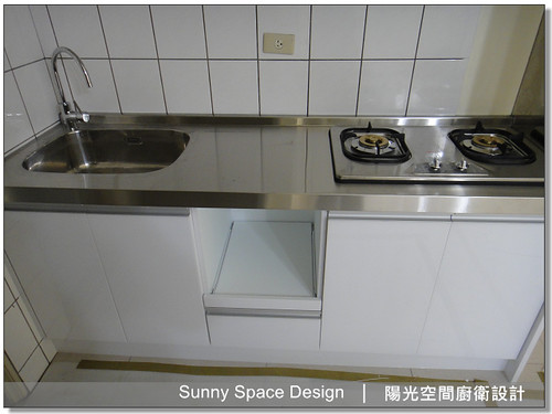 冰箱旁落地立板與隔熱設計