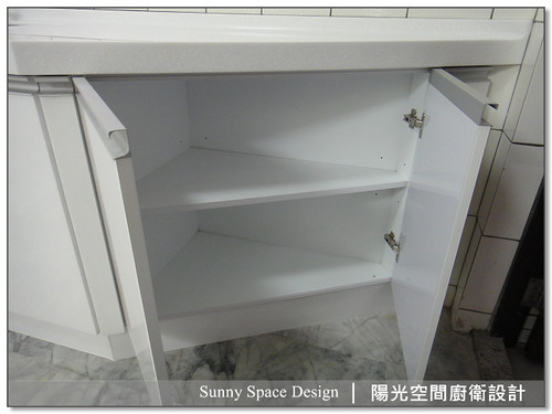 水槽旁斜角櫃與房門動線細節