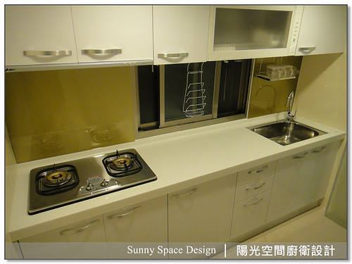 水晶門板搭配金色背牆細節