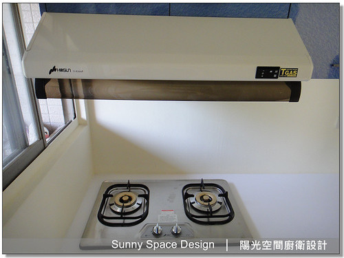 藍色美耐板檯面搭配白色牆面細節