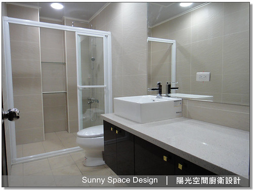 4樓淺綠色浴櫃搭配灰色板岩磚