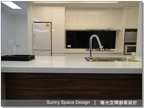 桶身崁把手與六面結晶鋼烤細節