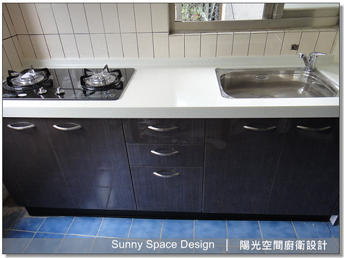 保留窗景採光的下櫃配置