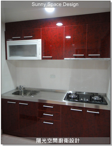 不鏽鋼檯面與酒紅門板細節