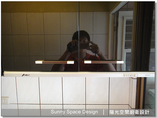 不銹鋼檯面與黑色水晶門板光澤