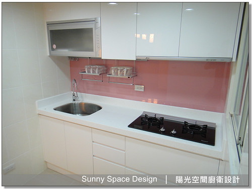 粉紅色烤漆玻璃背牆特寫