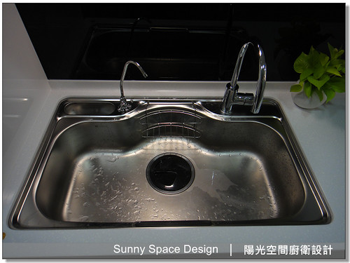 結晶鋼烤白色無把手門板細節