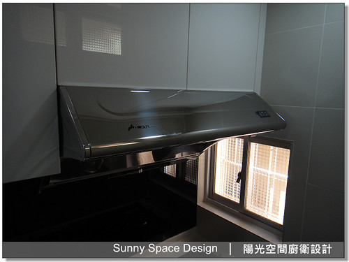 電器櫃上掀式門板開啟示意