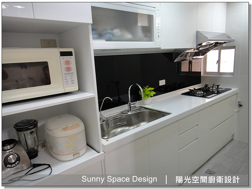 斜背式排油煙機與黑色烤漆玻璃牆面